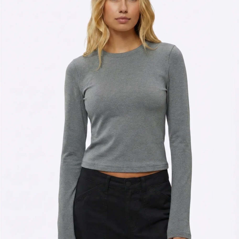 Cuts Clothing Women's Gray Long Sleeve Tee